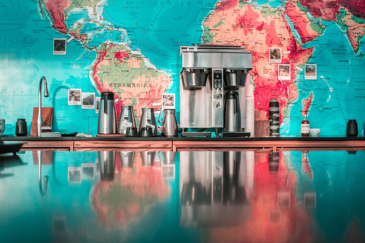 World map in the kitchen (Image: Miquel Pareira, Unsplash)