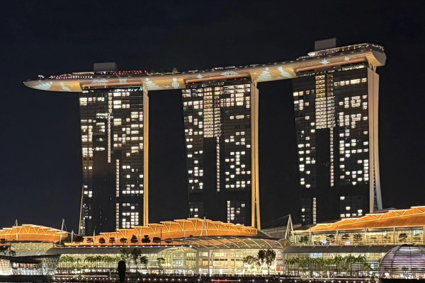 Marina Bay Sands in Singapore by night (Image: S-GE)